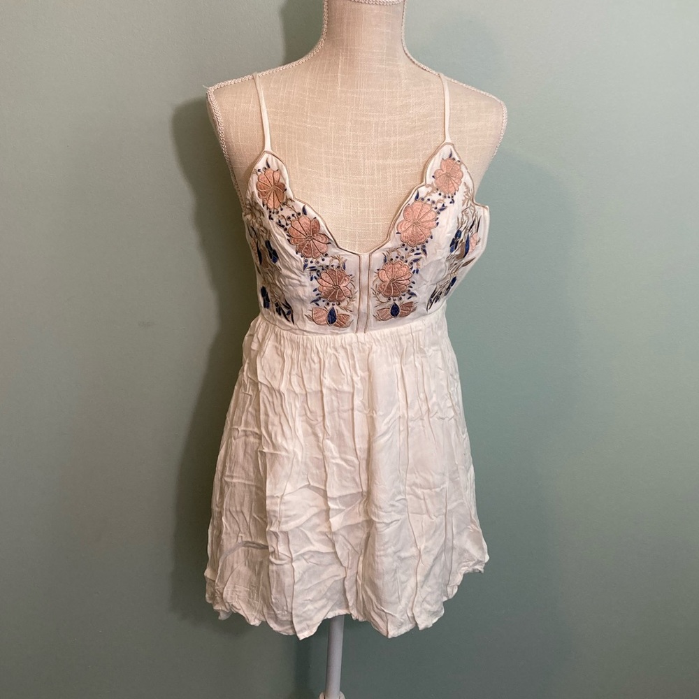 Lulus
XS
White w embroidery flower pink and blue
Side zipper